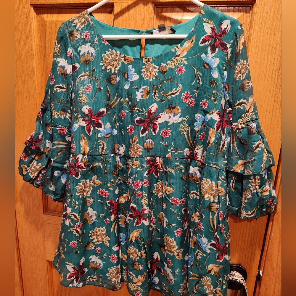 NWT Suzanne Betro Floral Emerald Green Blouse